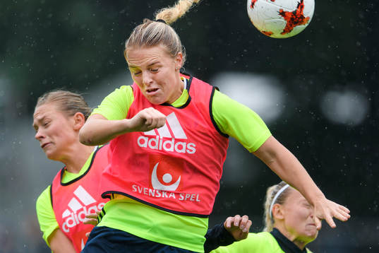 Mimmi Larsson nickar en boll
