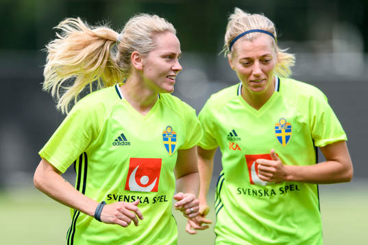 Bläddra bland fler bilder av Fotboll, EM, Dam, Sverige, Träning
