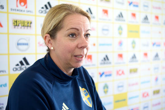 Fysiolog Helena Andersson blir intervjuad
