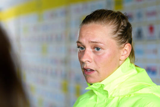 Fridolina Rolfö blir intervjuad