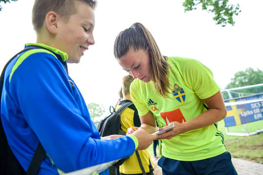 Pauline Hammarlund skriver autografer