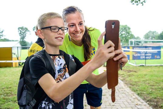 Lotta Schelin tar en selfie med en supporter