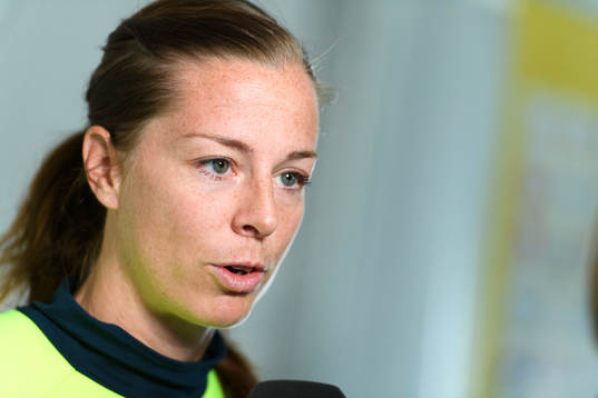 Lotta Schelin blir intervjuad innan en träning med det