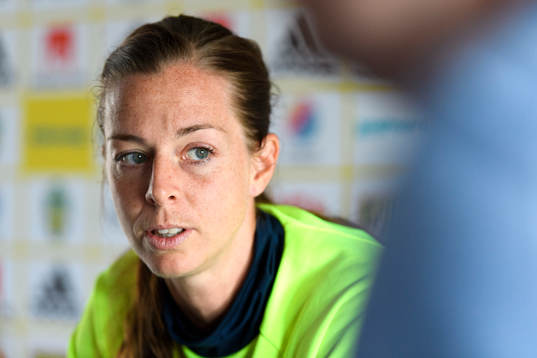 Lotta Schelin blir intervjuad innan en träning med det
