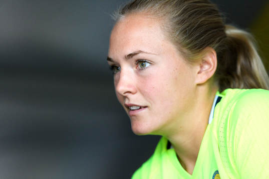 Magdalena Eriksson blir intervjuad innan en träning med