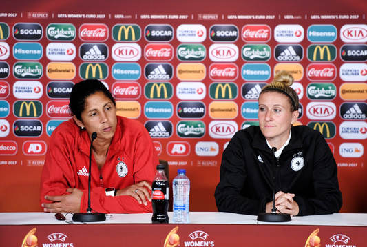 Förbundskapten Steffi Jones och Anja Mittag