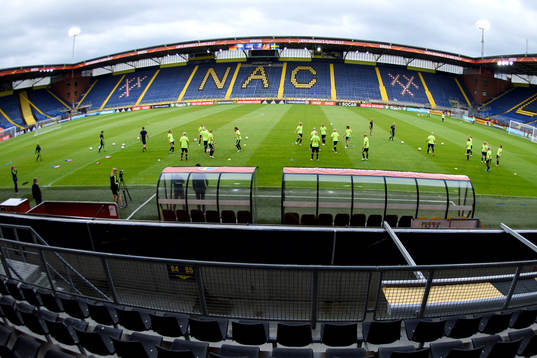 Spelarna värmer upp på arenan