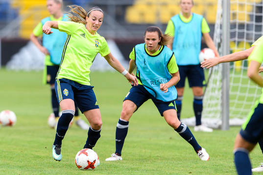 Kosovare Asllani och Jessica Samuelsson