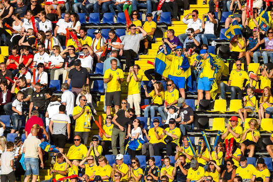 Sveriges supportar på läktaren i fotbollsmatchen mellan