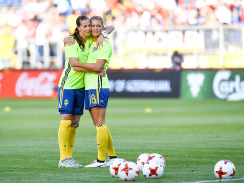 Sveriges Lotta Schelin och Fridolina Rolfö före