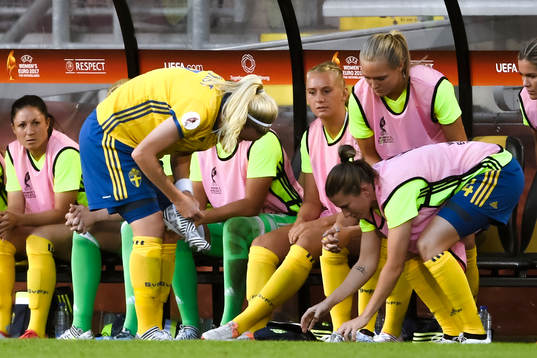 Sveriges Lisa Dahlkvist tvingas byta skor i fotbollsmatchen