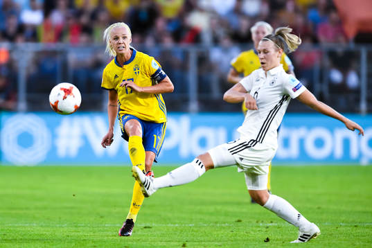 Sveriges Caroline Seger och Tysklands Kristin Demann  i