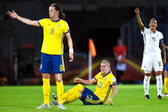Sveriges Olivia Schough har ont i fotbollsmatchen mellan