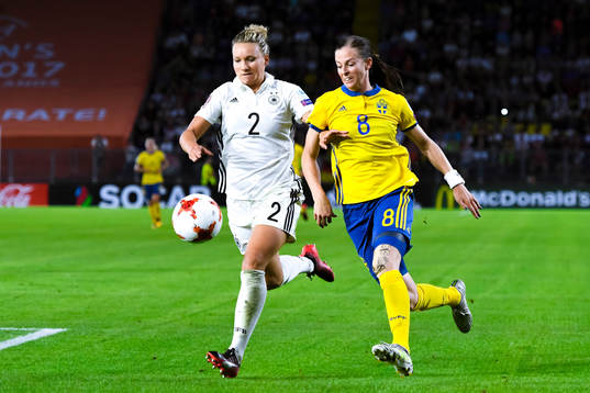 Tysklands Josephine Henning och Sveriges Lotta Schelin   i
