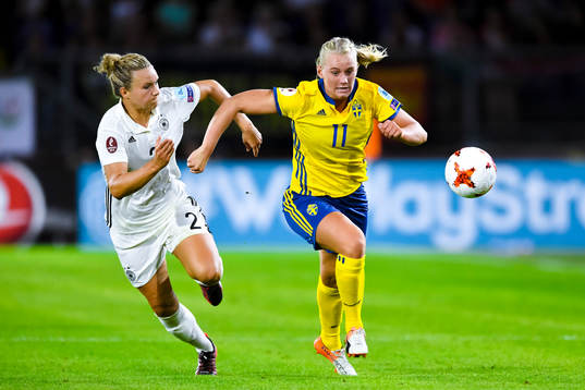 Tysklands Josephine Henning och Sveriges Stina Blackstenius