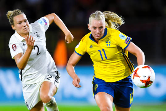 Tysklands Josephine Henning och Sveriges Stina Blackstenius