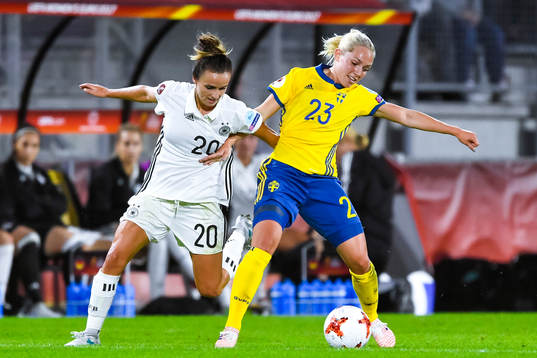 Tysklands Lina Magull och Sveriges Elin Rubensson  i