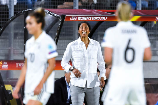 Tysklands förbundskapten Steffi Jones i fotbollsmatchen