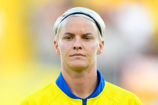 Sveriges Nilla Fischer vid lineup innan fotbollsmatchen