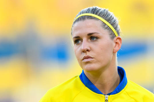 Sveriges Olivia Schough vid lineup innan fotbollsmatchen