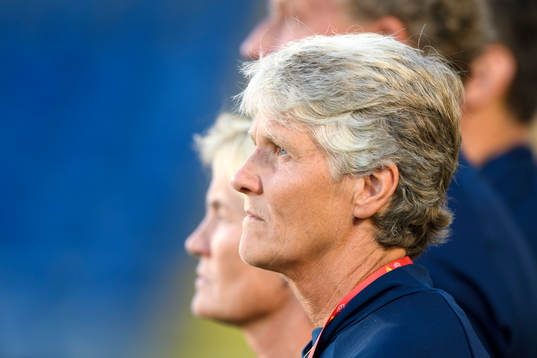 Sveriges förbundskapten Pia Sundhage innan fotbollsmatchen