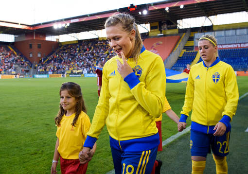 Sveriges Fridolina Rolfö innan fotbollsmatchen mellan