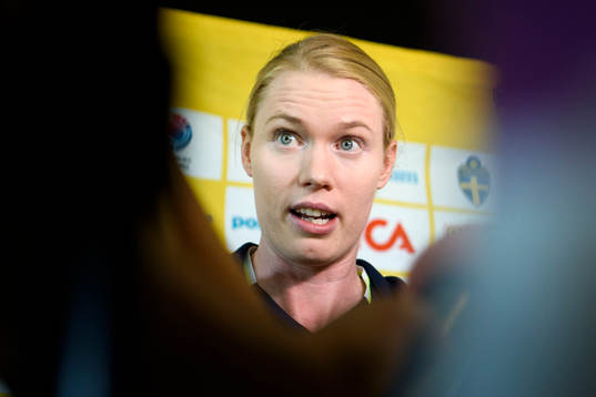 Målvakt Hedvig Lindahl blir intervjuad på en pressträff