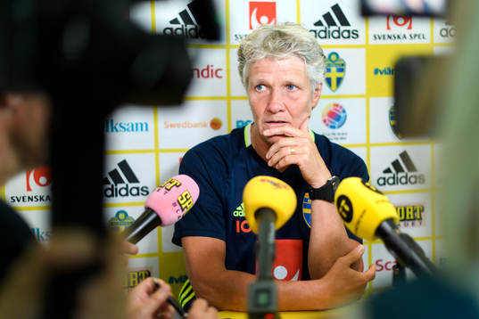 Förbundskapten Pia Sundhage blir intervjuad på en