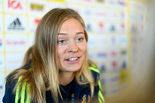 Fridolina Rolfö blir intervjuad på en pressträff med det