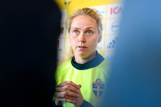 Lisa Dahlkvist blir intervjuad på en pressträff med det