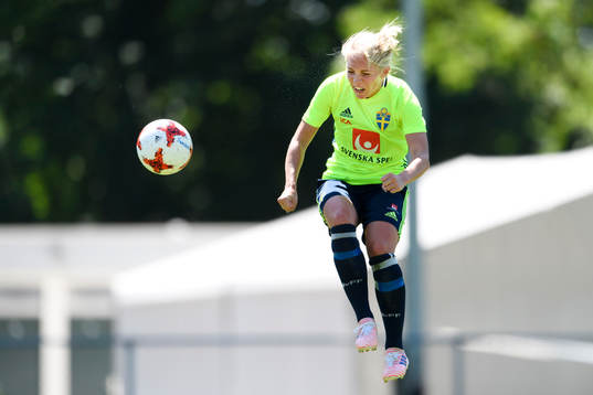 Elin Rubensson nickar en boll på en träning med det