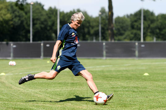 Förbundskapten Pia Sundhage på en träning med det