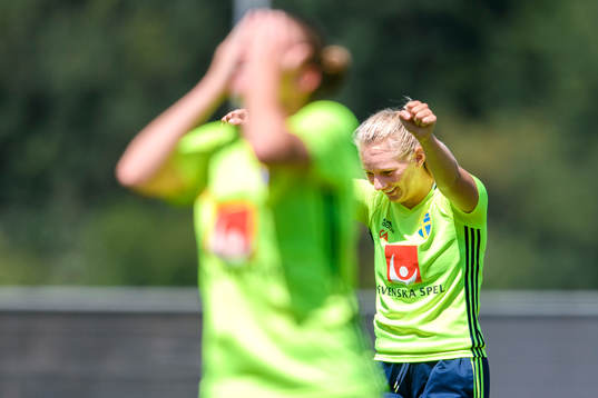 Stina Blackstenius jublar på en träning med det svenska