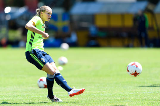 Magdalena Eriksson på en träning med det svenska