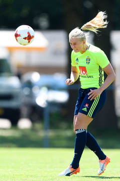 Stina Blackstenius nickar en boll på en träning med det