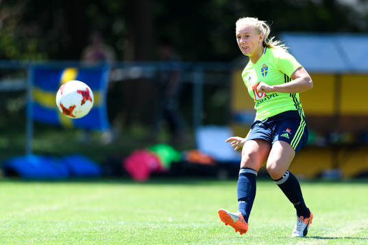 Stina Blackstenius på en träning med det svenska