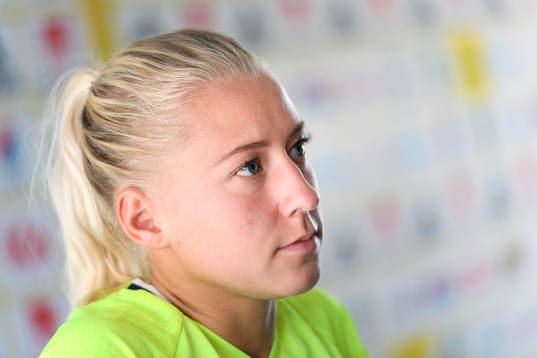 Julia Spetsmark blir intervjuad på en pressträff med det