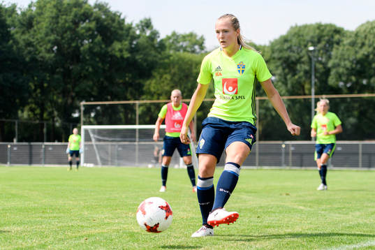 Magdalena Eriksson på en träning med det svenska