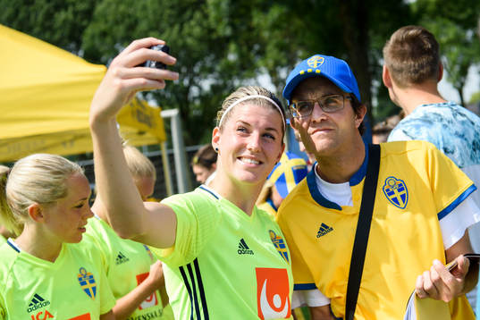 Bläddra bland fler bilder av Fotbolls-EM 2017, Dag 4, Sverige, Träning & Pressträff