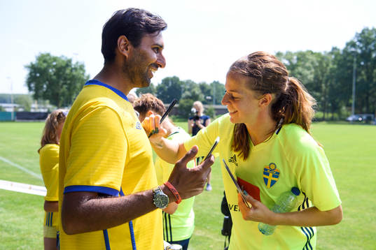Lotta Schelin skriver autografer