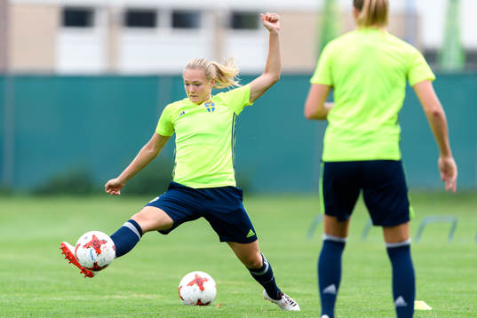 Magdalena Eriksson på en träning med det svenska