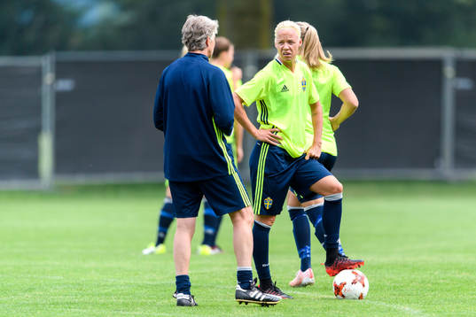 Förbundskapten Pia Sundhage pratar med Caroline Seger på
