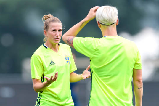 Emma Berglund på en träning med det svenska landslaget