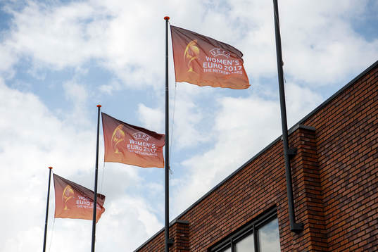 Flaggor på arenataket