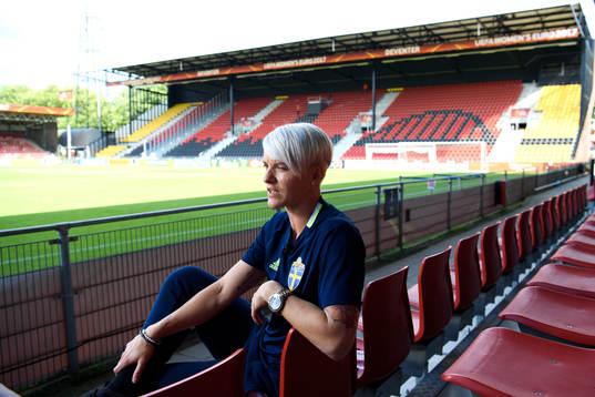 Nilla Fischer blir intervjuad på arenan