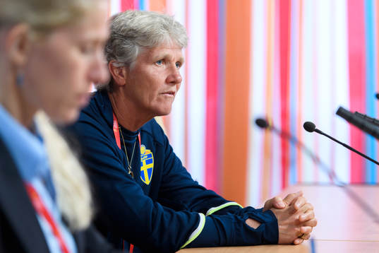 förbundskapten Pia Sundhage på en presskonferens med det