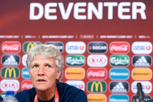 förbundskapten Pia Sundhage på en presskonferens med det
