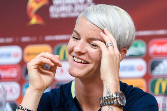 Nilla Fischer på en presskonferens med det svenska