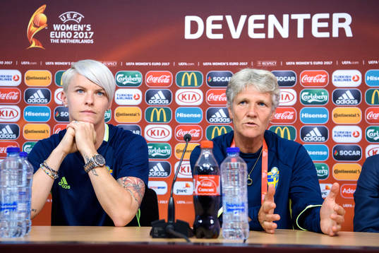 Nilla Fischer och förbundskapten Pia Sundhage på en