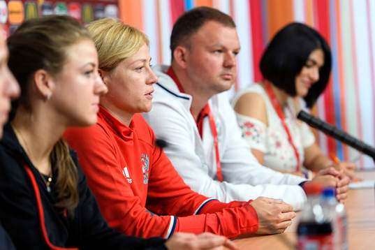 Förbundskapten Jelena Fomina på en presskonferens med det